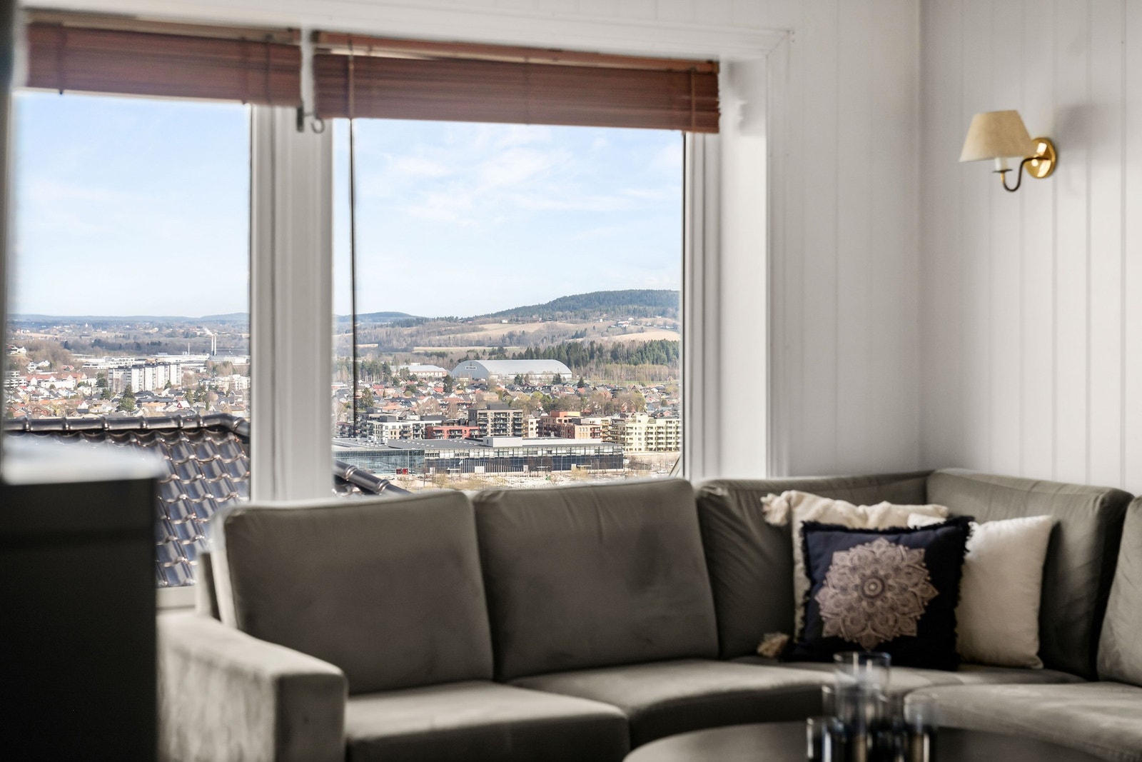 Fra sofakroken har du panoramautsikt over byen og åsene i horisonten Galleribilde