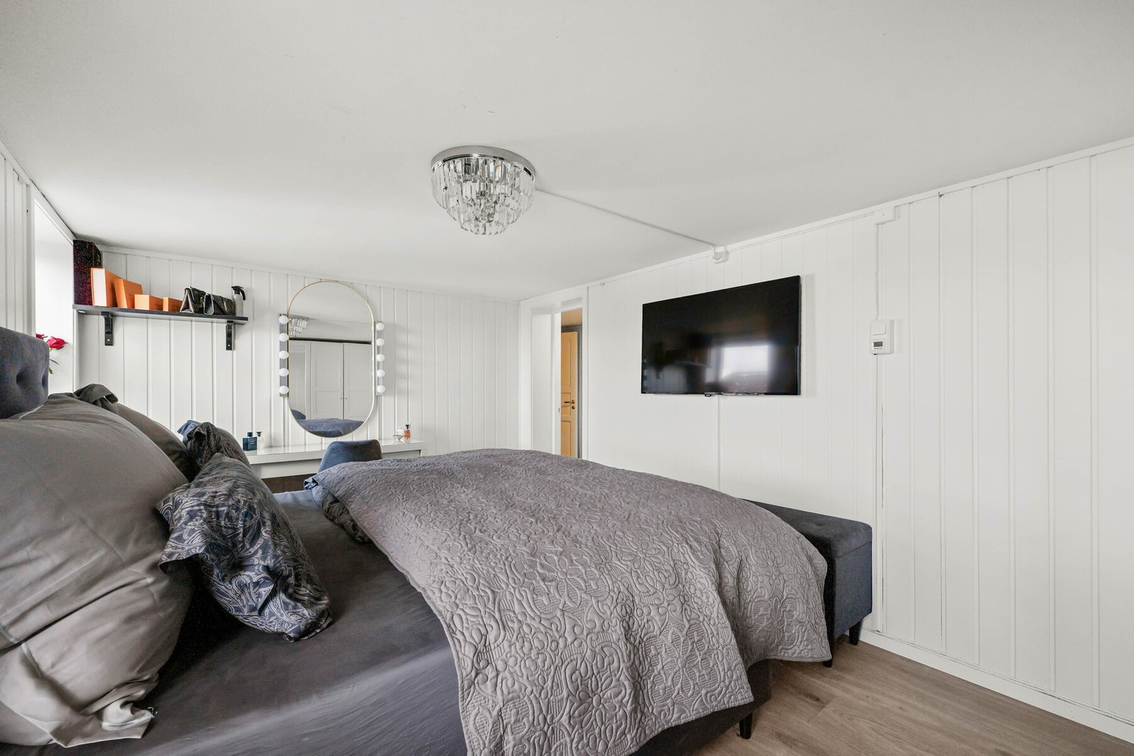 Et komfortabelt og funksjonelt rom med plass til det du trenger. Kjelleren er ikke godkjent og det er ikke søkt om bruksendring. Galleribilde