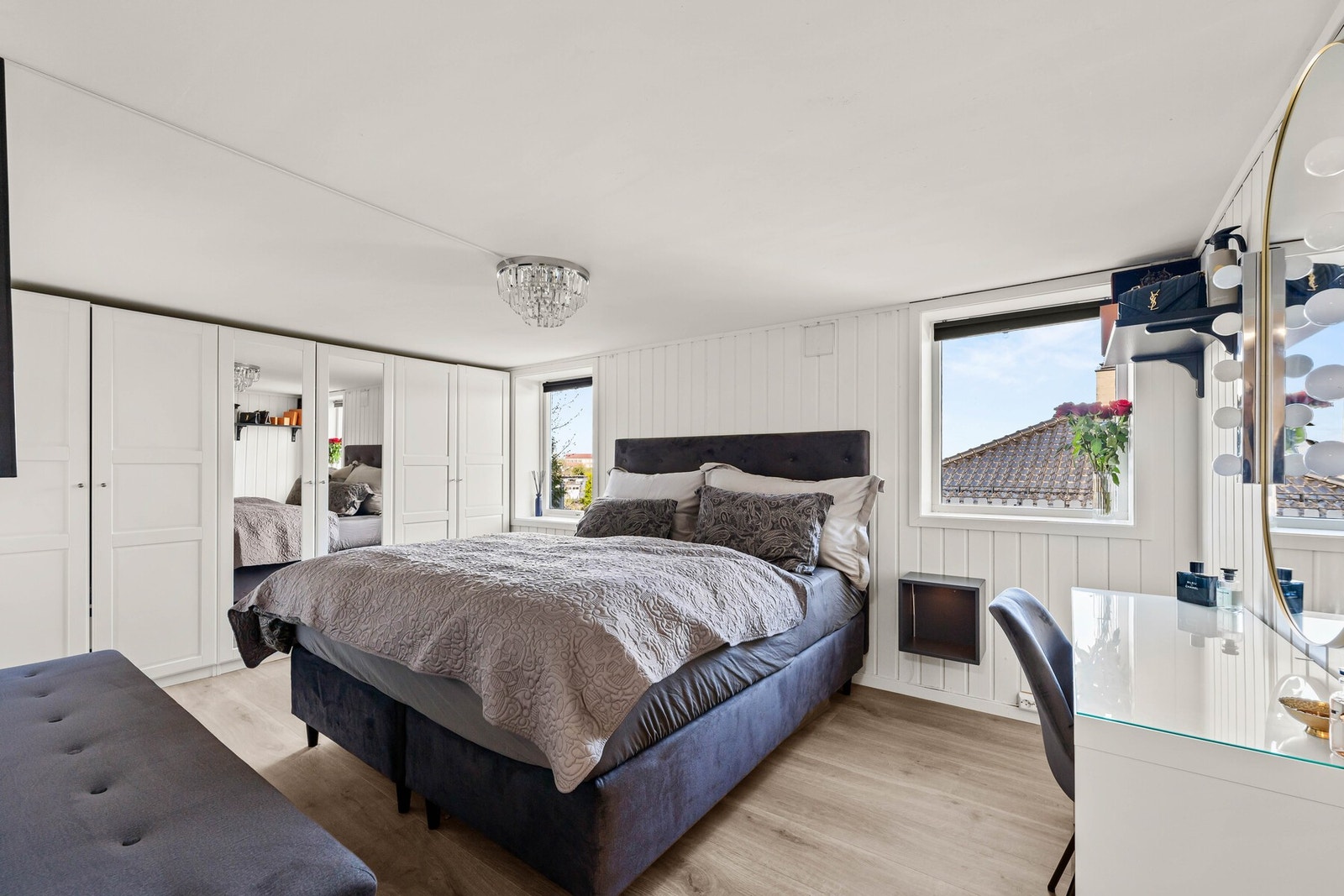 Soverommet er utstyrt med en romslig garderobeløsning med speildører, som gir både rikelig oppbevaringsplass og en luftig romfølelse. Kjelleren er ikke godkjent og det er ikke søkt om bruksendring. Galleribilde