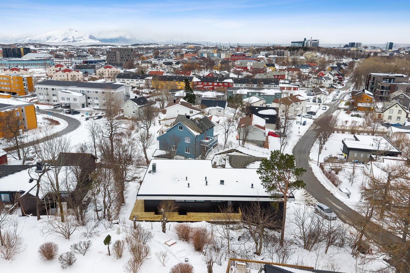 Terrassen på baksiden er romslig og vender mot sørøst Galleribilde