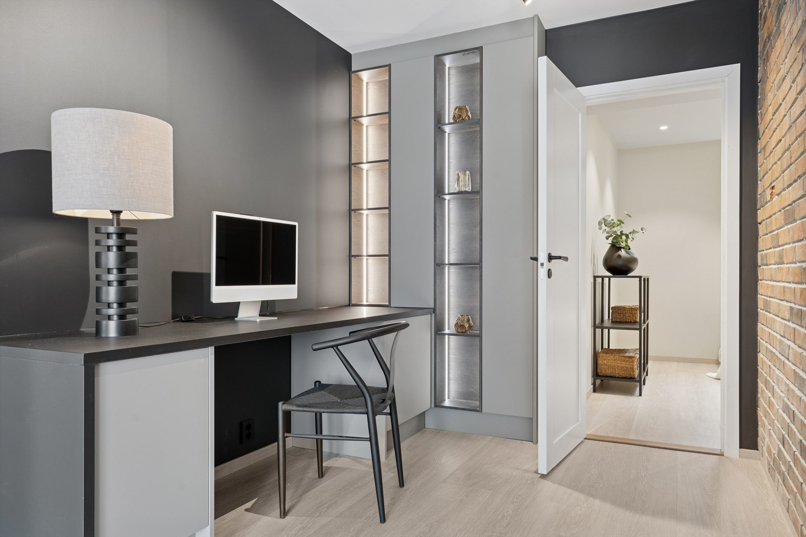 Praktisk, plassbygd kontormøbel fra Designa. Galleribilde