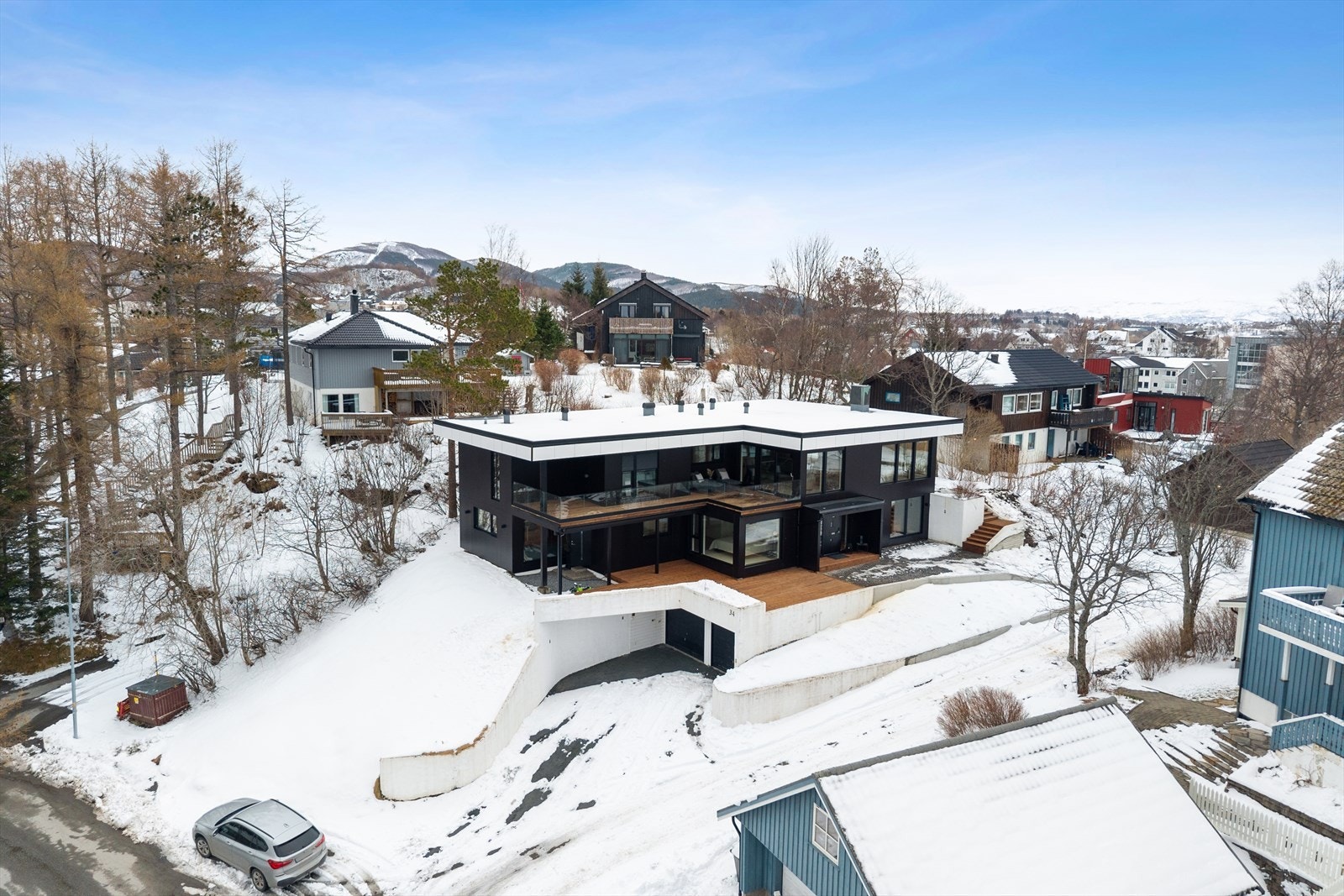 Gode parkeringsforhold med dobbelgarasje og gruset innkjørsel - Naboene innenfor har adkomst over eiendommen (veien til høyre i bildet). Galleribilde