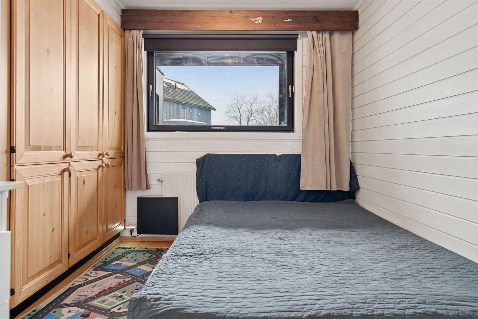 HYBEL: Soverommet i hybelen har god plass til seng og er utstyrt med romslige garderobeskap Galleribilde