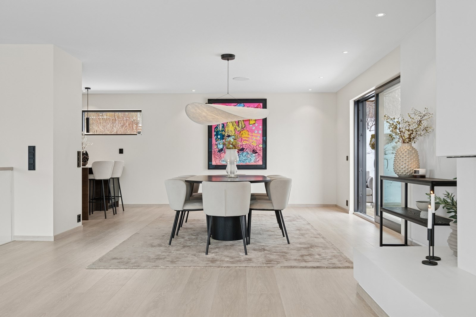 Fra spisestuen er det utgang til terrassen mot sørøst Galleribilde