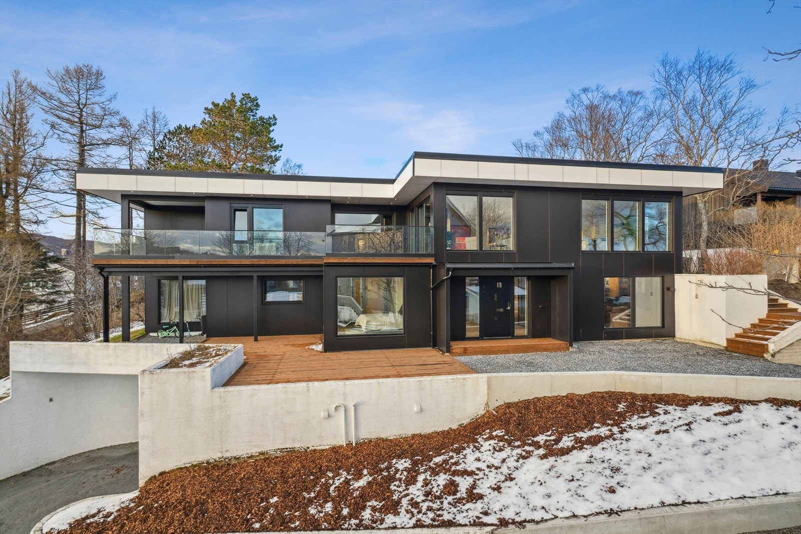 Det er montert innebygde screens mot vest på stue og soverom i hovedetasjen. Galleribilde