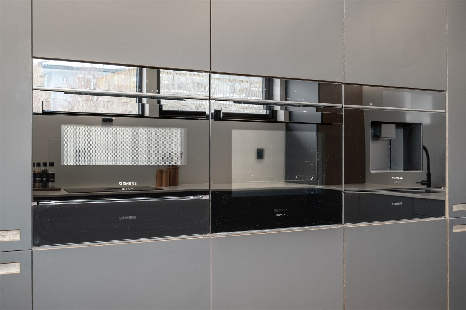 De integrerte hvitevarene består av integrert koketopp, stekeovn, kombiovn, kaffemaskin, kjøleskap, fryseskap og oppvaskmaskin. Vinskap medfølger også. Galleribilde