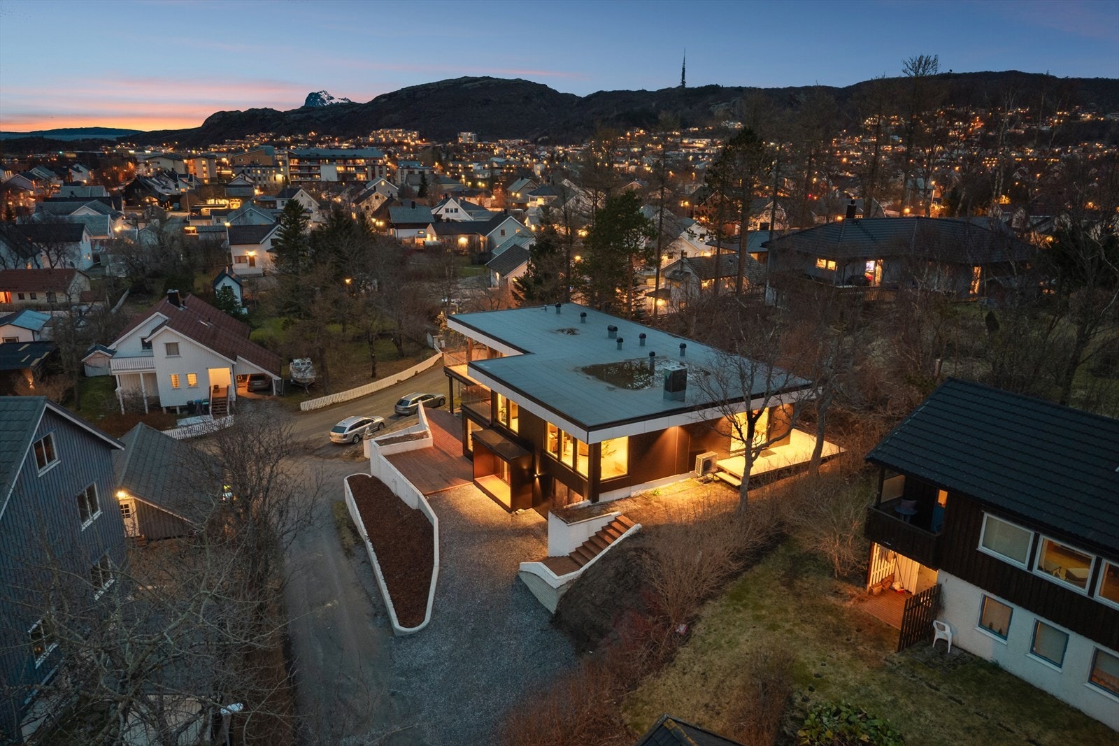 DNB Eiendom v/Bjørn Harald Sandvik presenterer en svært påkostet funkisvilla med ettertraktet beliggenhet på Reinsletta! Galleribilde