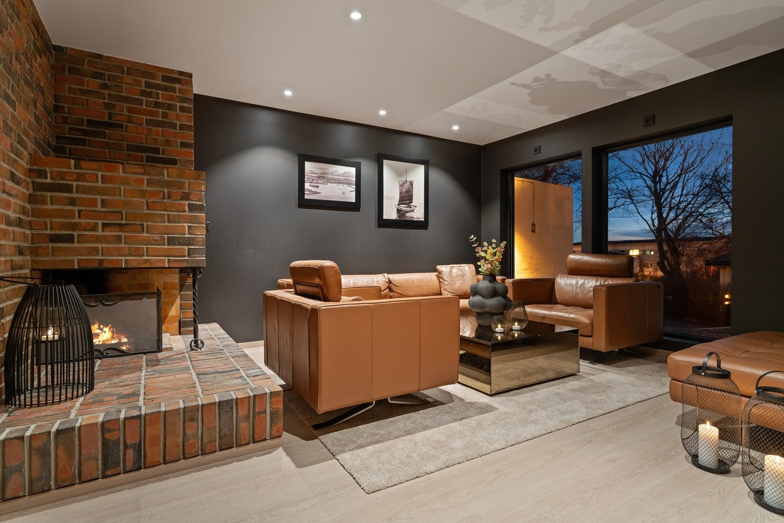 Her er det opprinnelige ildstedet i teglstein beholdt, noe som gir en fin kontrast til de øvrige moderne overflatene Galleribilde