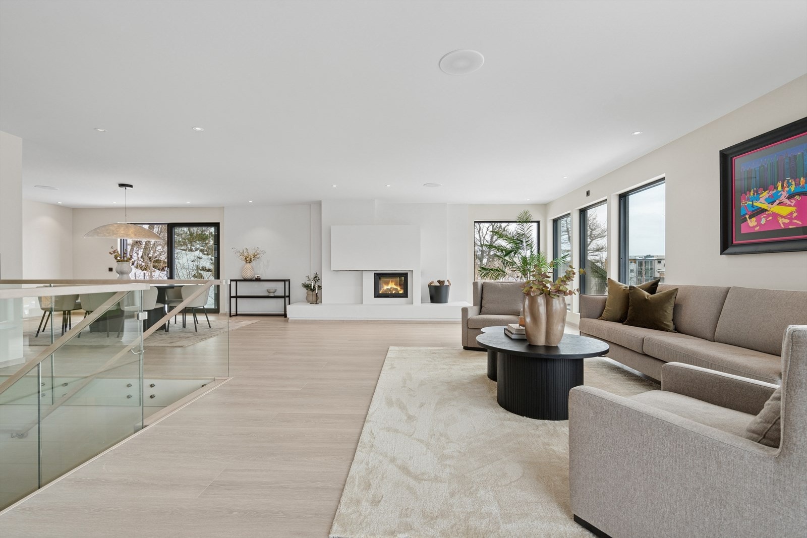 Hovedstuen er romslig med god plass til både salongområde og spisegruppe Galleribilde