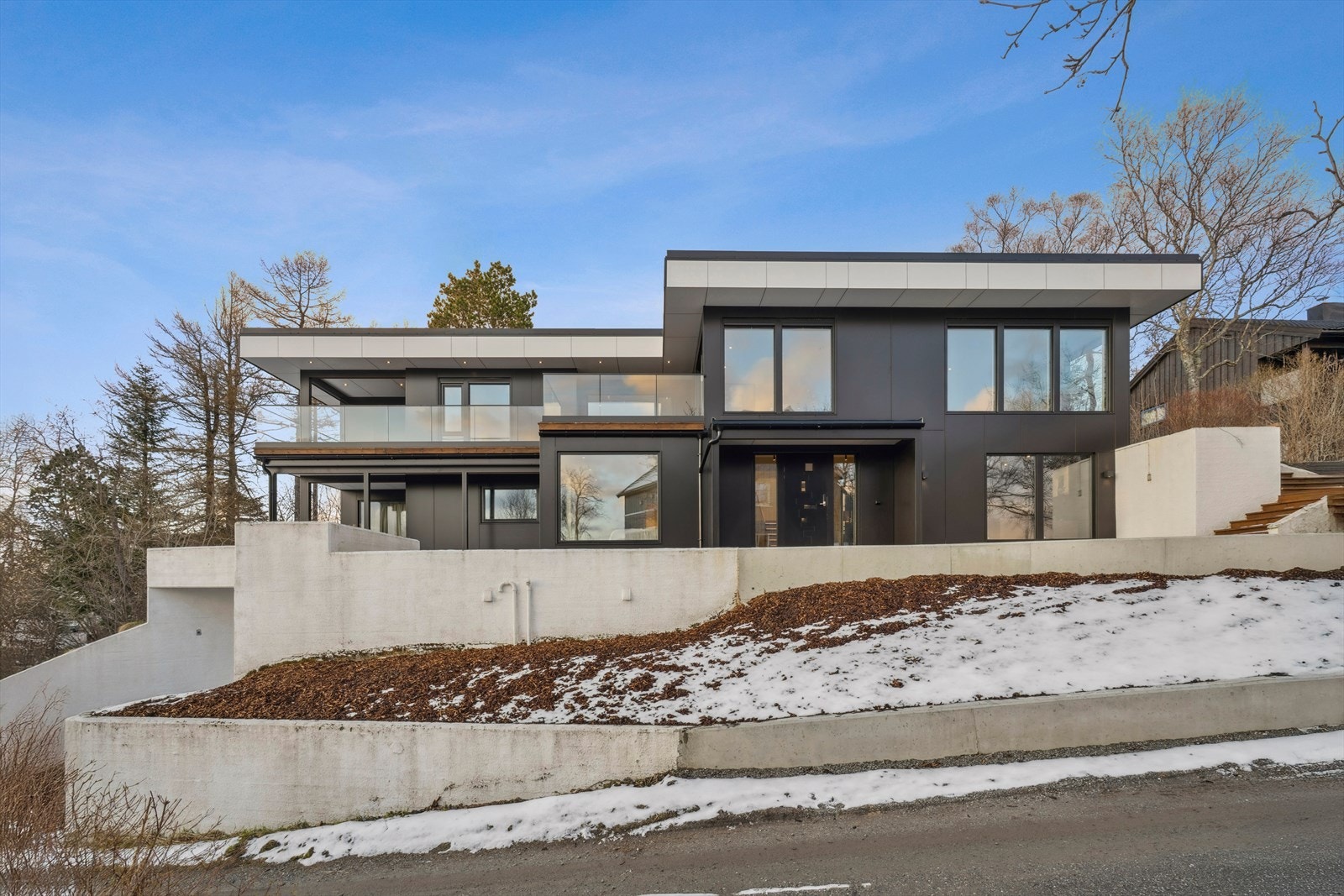 Boligen er betydelig oppgradert innvendig i 2023/2024 med eksklusive materialer. Galleribilde