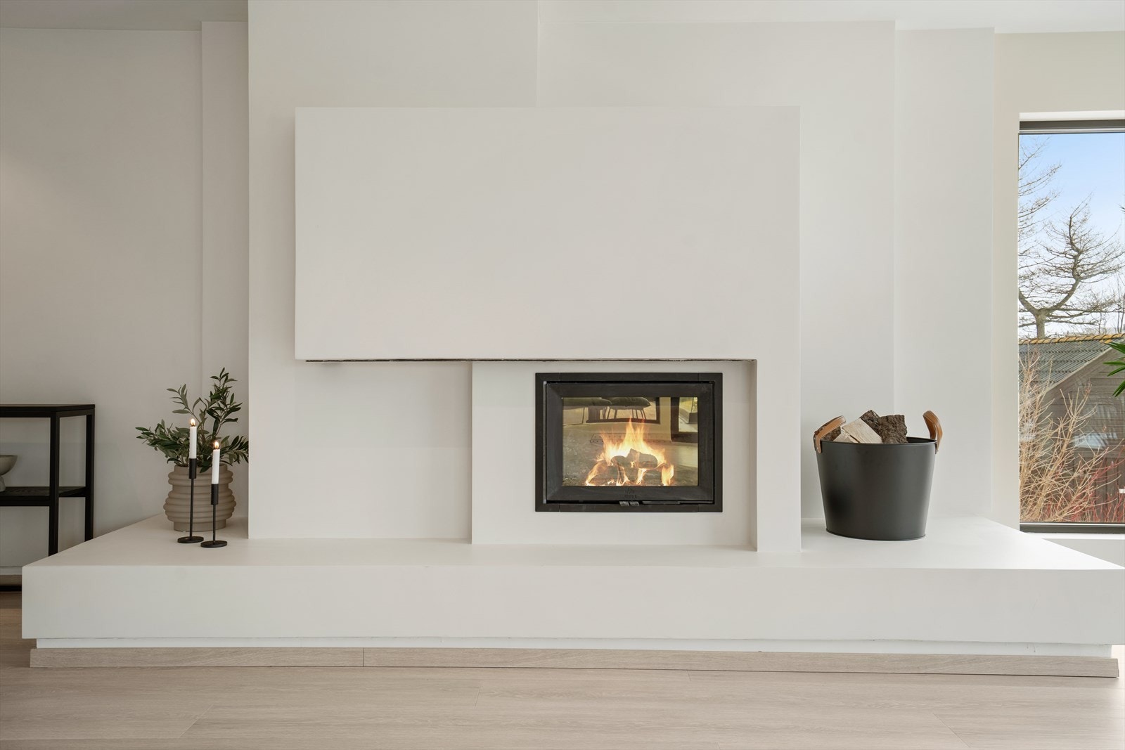 Den plassbygde peisen er selve hjertet i rommet og skaper en lun stemning på mørke kvelder Galleribilde