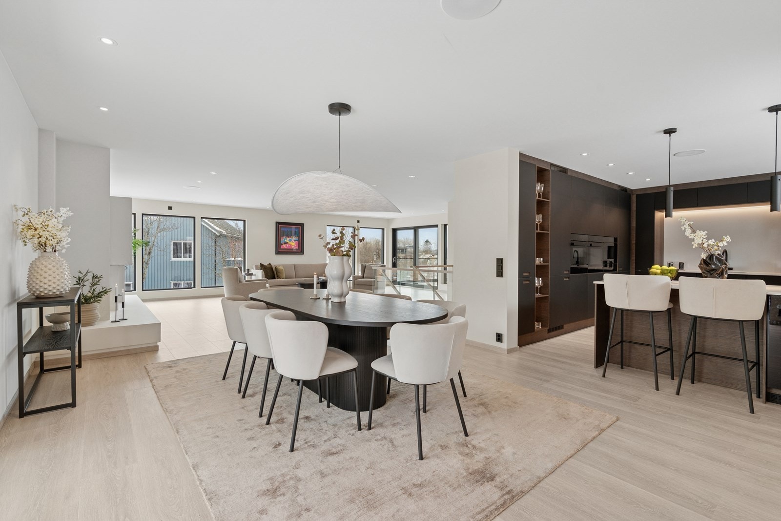 Spisestuen er praktisk plassert like ved kjøkkenet og byr på god plass til langbord Galleribilde