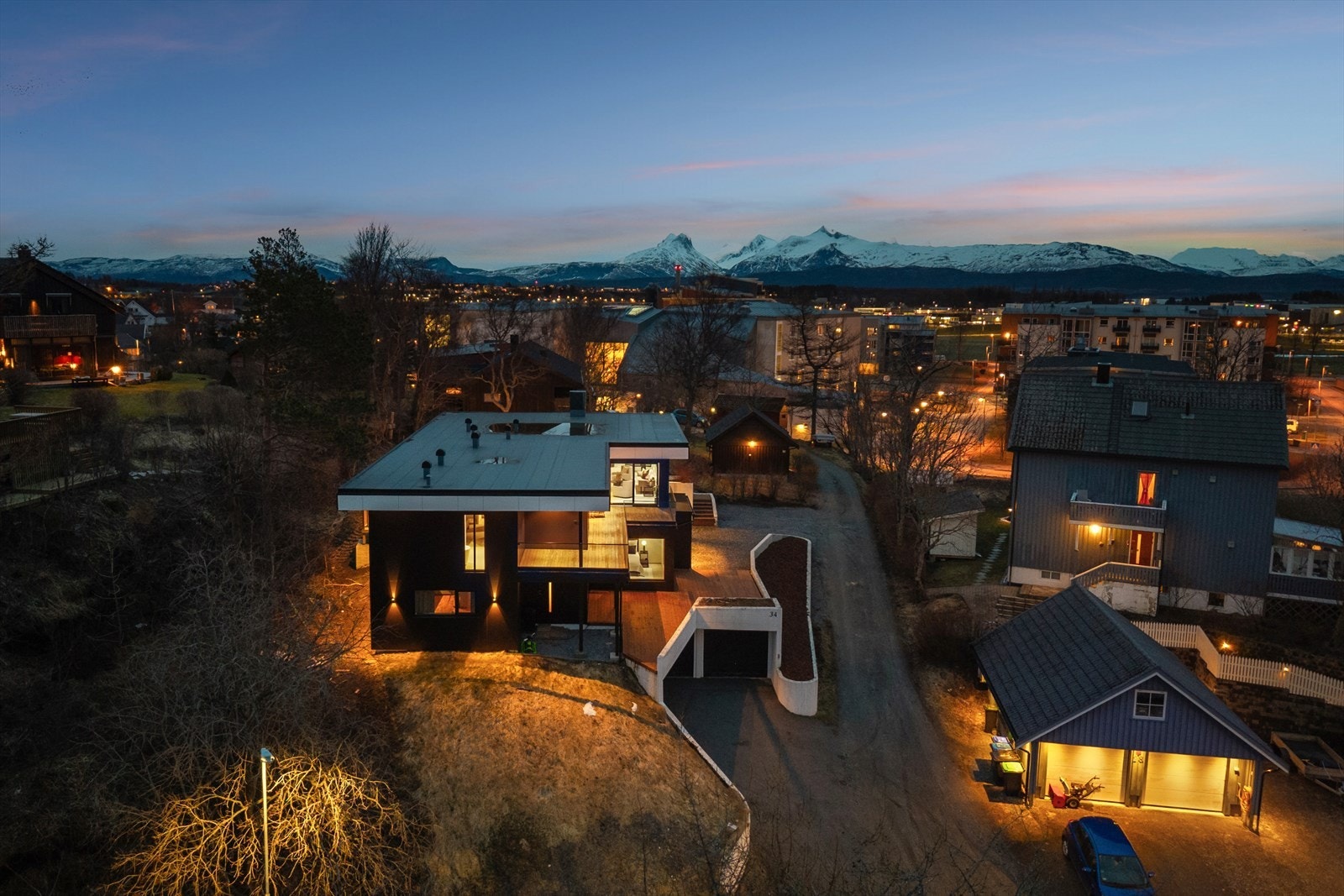 Boligen ble i sin tid bygget som Nordlandsbankens direktørbolig og har de siste årene blitt vesentlig oppgradert både innvendig og utvendig Galleribilde