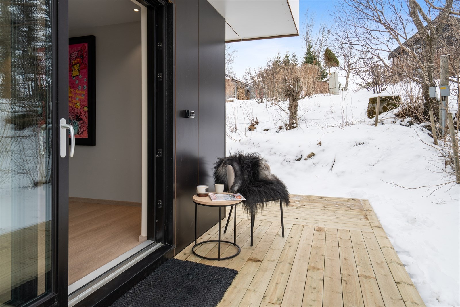 Utgang med skyvedør fra spisestuen til terrassen på baksiden Galleribilde