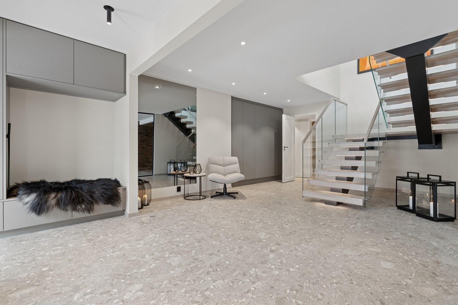 I underetasjen finner du videre peisstue, tre soverom, bod/teknisk rom og bad Galleribilde