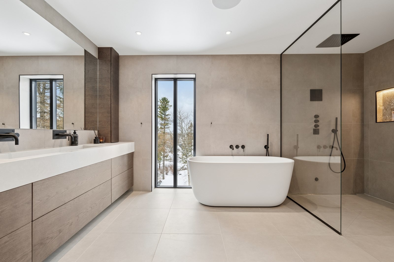 Badet holder en høy standard med store moderne fliser på både gulv og vegger. Integrert høyttaler fra Sonos i taket. Galleribilde