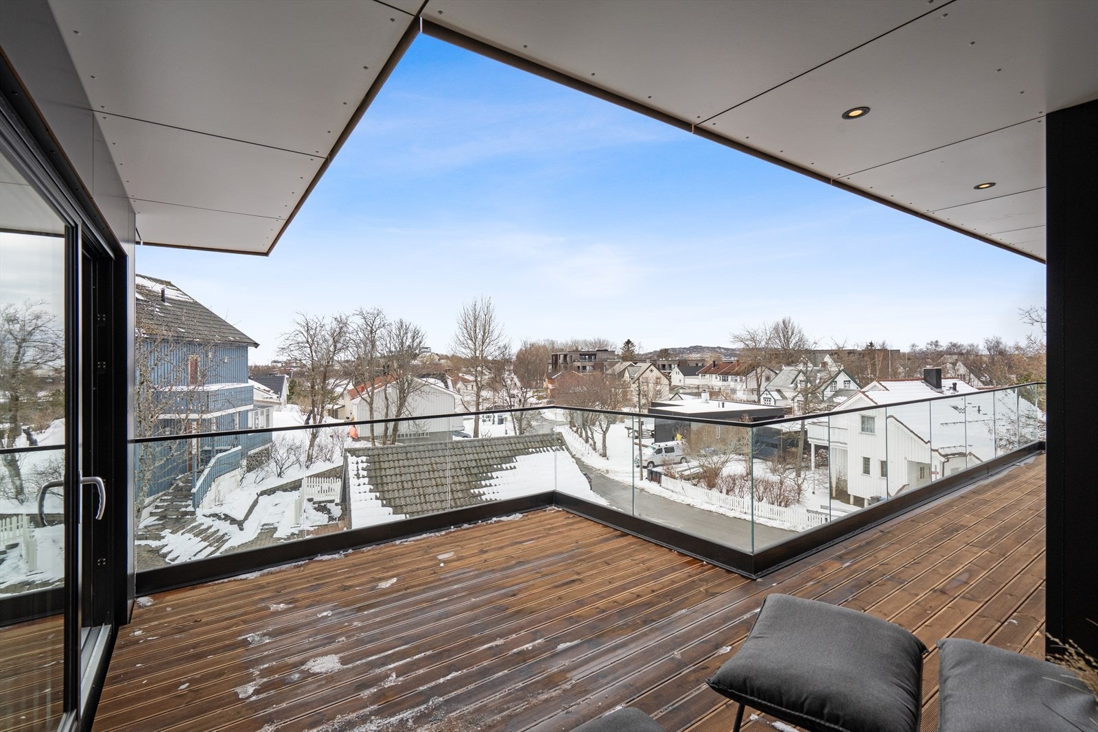 Rekkverket i glass sørger for at du kan nyte utsikten sittende Galleribilde