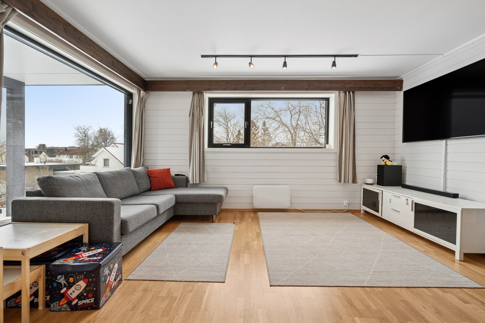 HYBEL: Hybelen holder en noe enklere standard en hovedboligen og består av entrè, gang, stue/kjøkken, soverom og bad - Dør mellom hybel og hoveddel er fjernet og må settes inn for at hybel lovlig skal kunne benyttes Galleribilde