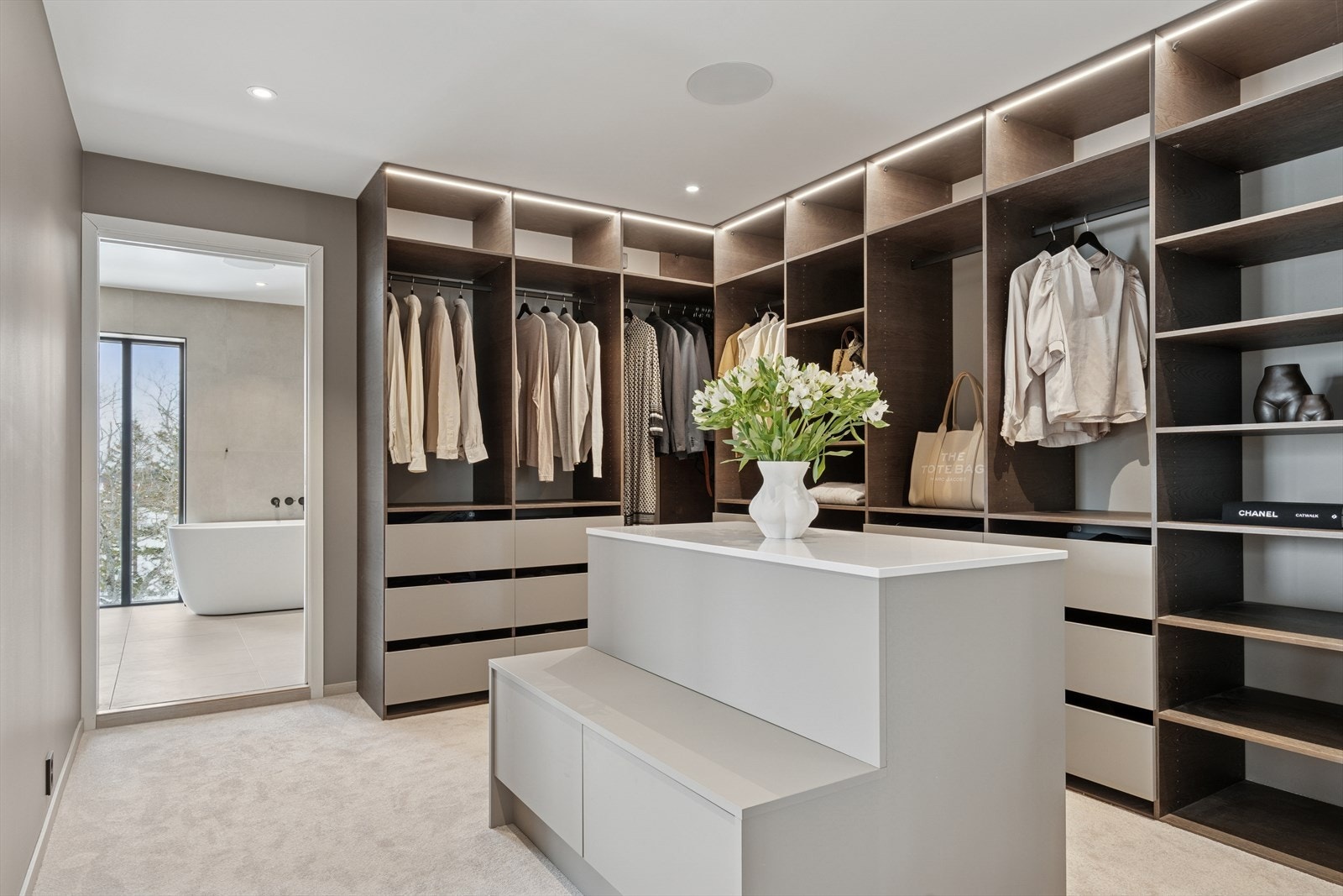 Integrert høyttaler fra Sonos på bad, walk-in, hovedstue og kjøkken. Galleribilde