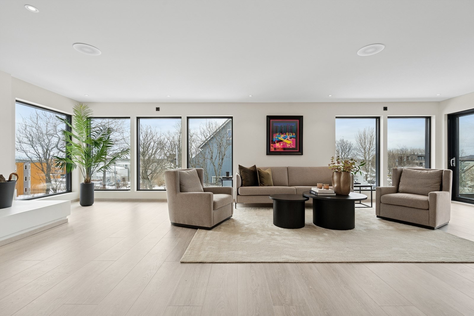 Det er listefri overgang mellom vegg/tak og listefrie vinduer som gir et moderne "touch" Galleribilde