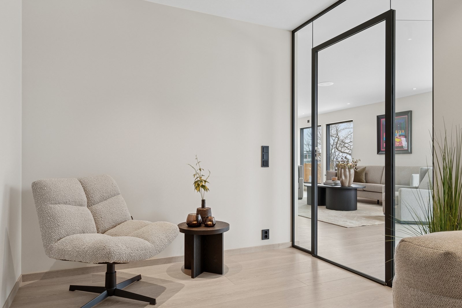 Fra hovedstuen har du adkomst til TV-stuen via glassvegg med sorte detaljer - Sorte detaljer er for øvrig gjennomgående for hele boligen Galleribilde