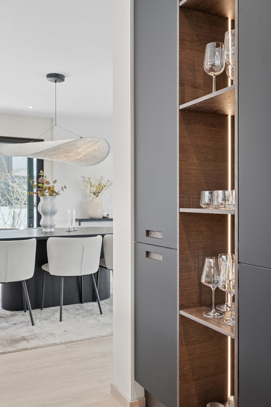 Åpen kjøkkenhylle med integrert belysning Galleribilde