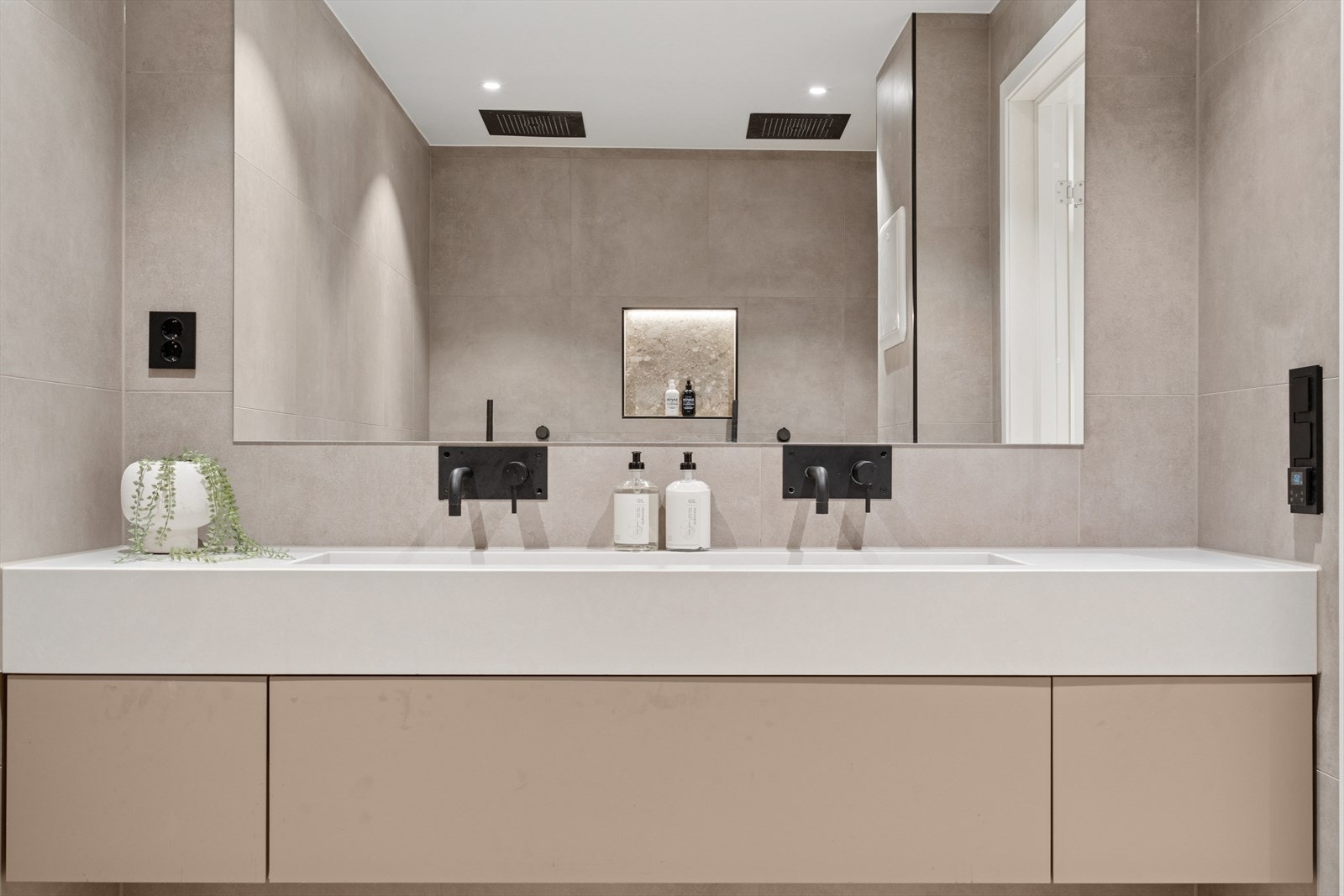 Innredningen består av dobbel servant (integrert) med skuffer under og speil over Galleribilde