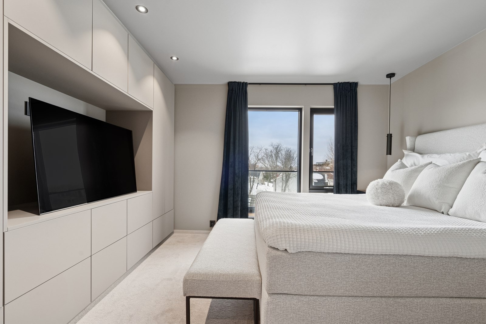 Soverom I - Her er det innredning fra Designa m/plass til TV, takhengte nattlamper og vinduer m/utvendige screens Galleribilde