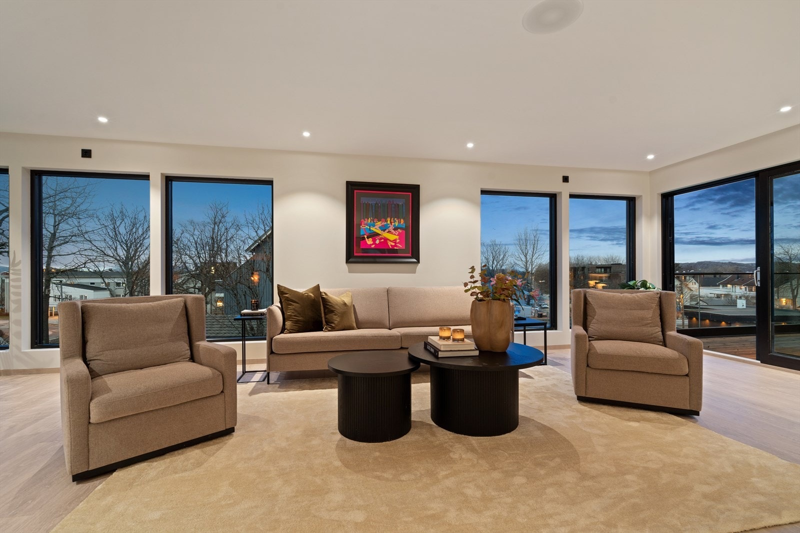 Stuen har store vindusflater i flere retninger som slipper inn rikelig med naturlig lys og flott utsikt - Herfra er det også utgang til hovedbalkongen mot vest Galleribilde