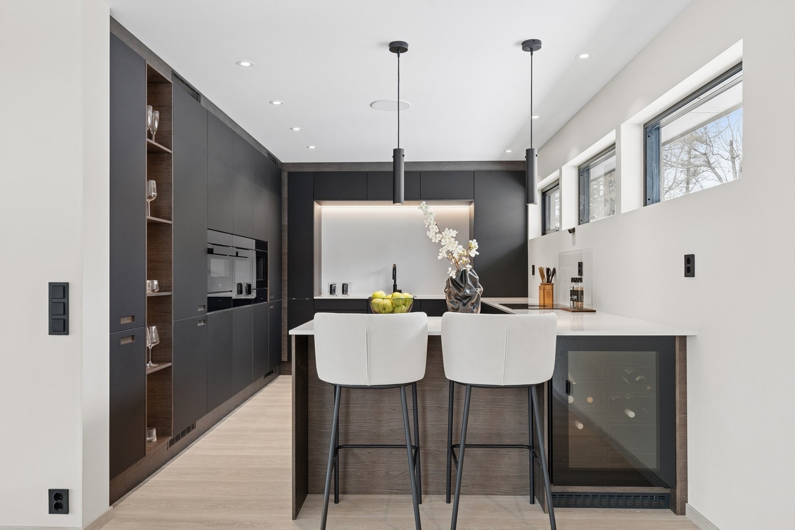 Kjøkkenet ligger i åpen løsning, men har kjøkkenøy m/barløsning som skaper et naturlig skille mot spisestuen. Vinskap montert. Galleribilde