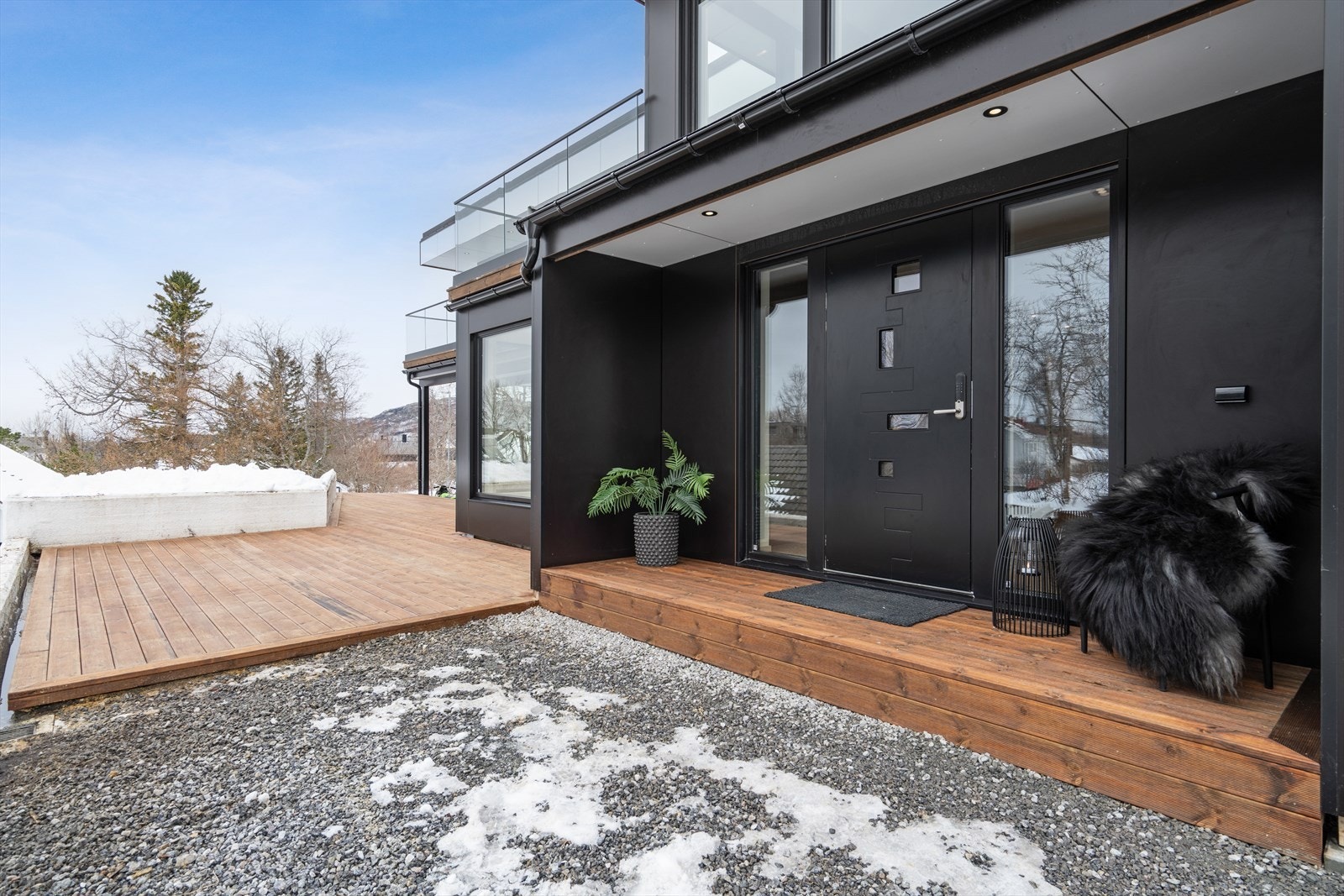 Inngangspartiet er innbydende med både terrasse og belysning - Det er elektronisk dørlås som fjernes behovet for fysisk nøkkel Galleribilde