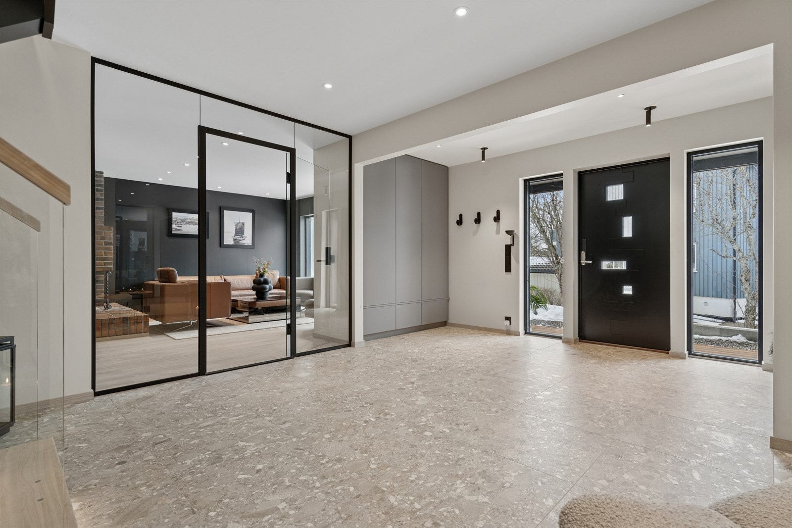 Du ønskes velkommen inn i en særdeles flott hall med moderne fliser, utstrakt bruk av downlights og plassbygde garderobeskap fra Designa Galleribilde