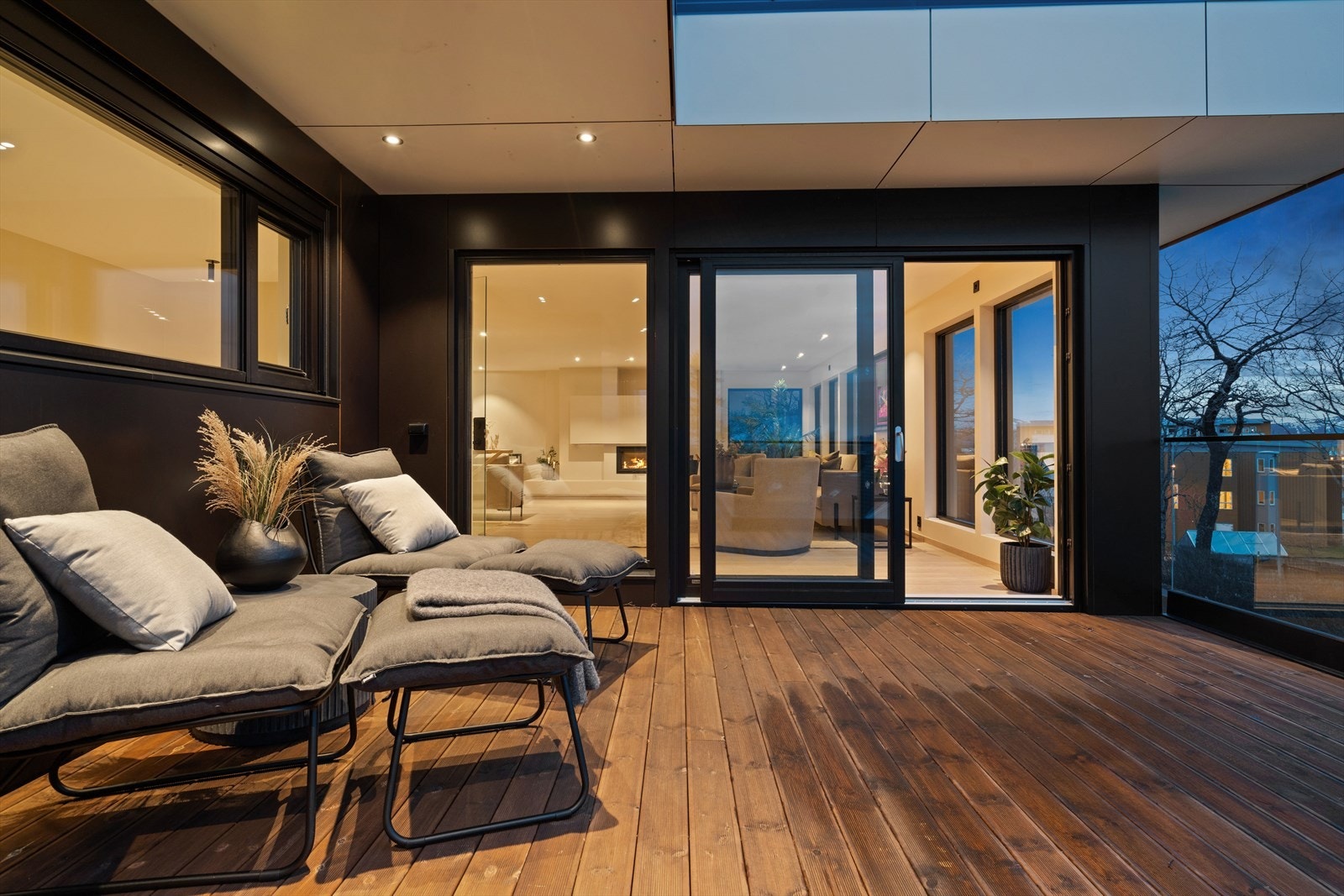 Adkomst til hovedbalkongen med skyvedør fra hovedstuen Galleribilde