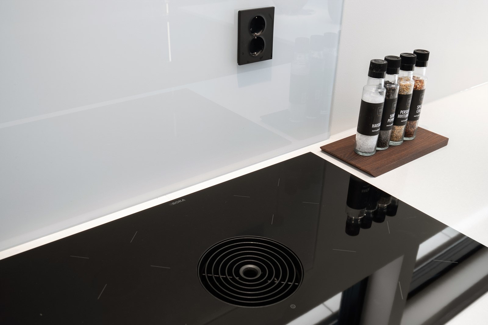 Koketoppen er levert av Bora og har integrert avtrekksvifte med avtrekk ut Galleribilde