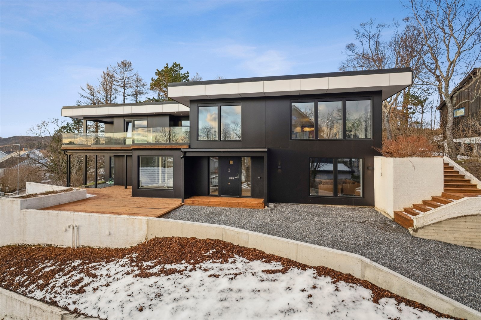 Taket ble skiftet i ca. 2014 - I 2024 ble vinduer skiftet, vegger ble etterisolert og nye fasadeplater ble montert Galleribilde