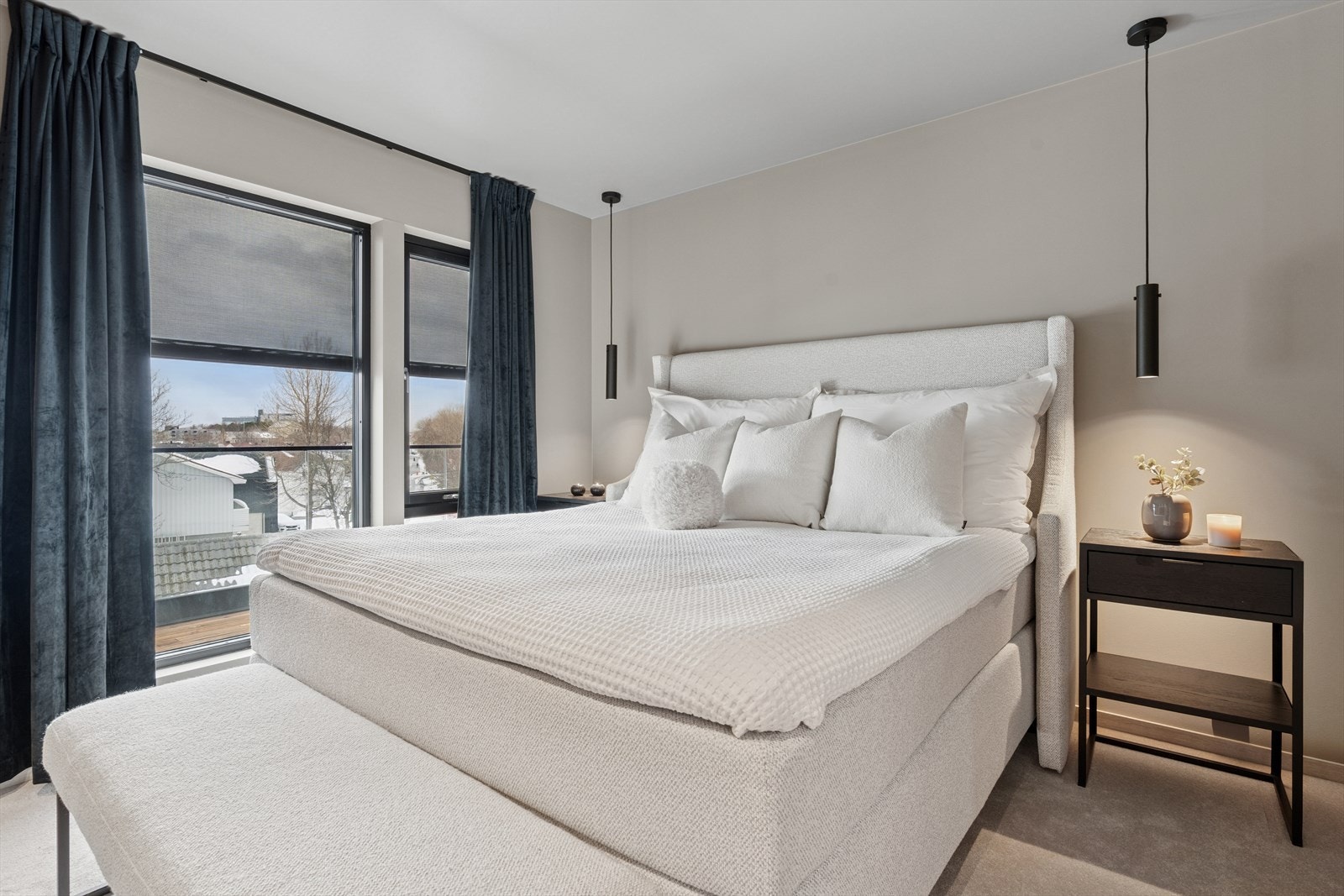 Soverom I - Hovedsoverommet byr på god plass til dobbeltseng med tilhørende nattbord på begge sider Galleribilde