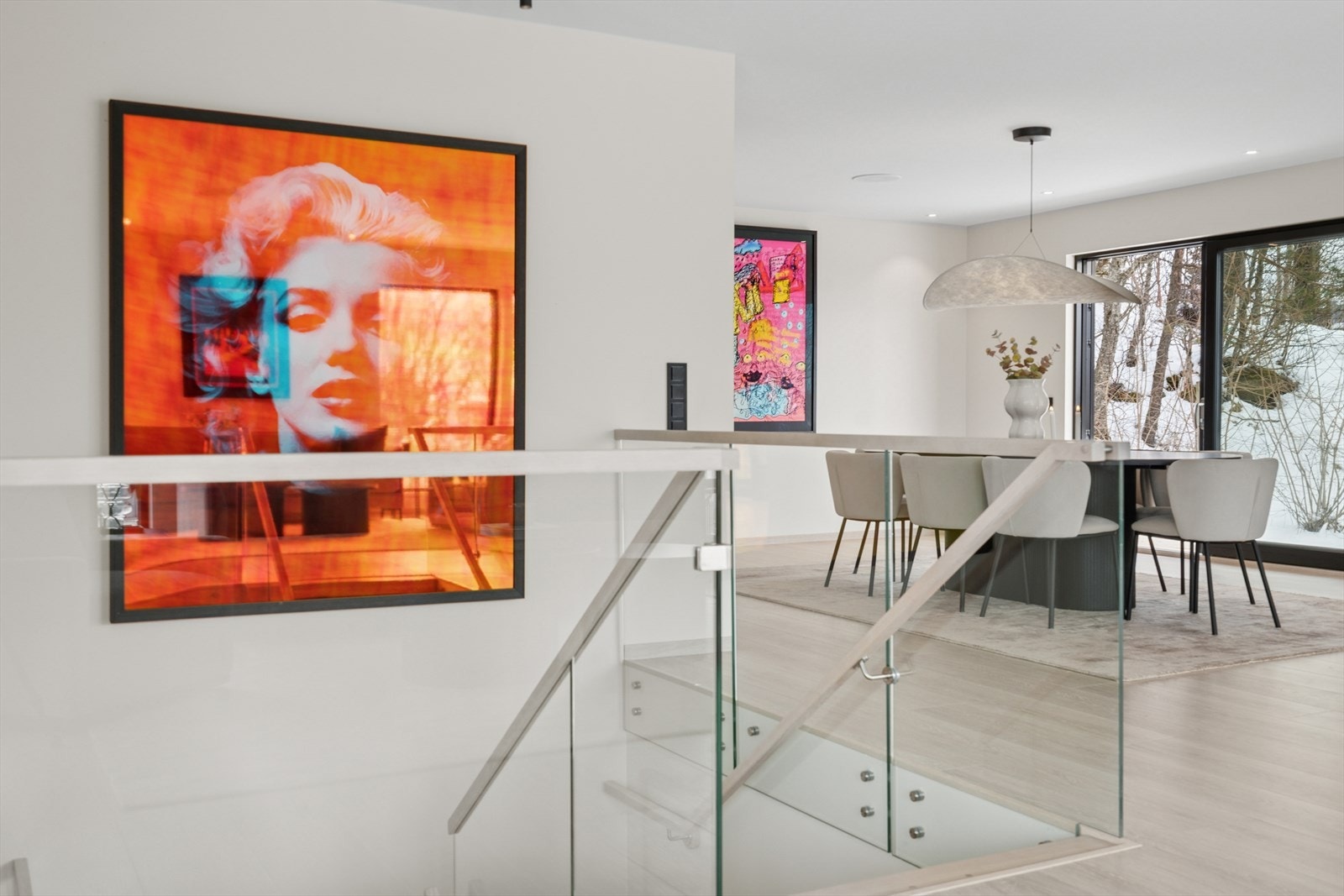 I hovedetasjen finner du stue, spisestue, kjøkken, TV-stue og egen soveavdeling bestående av hovedsoverom, walk-in, bad og vaskerom Galleribilde