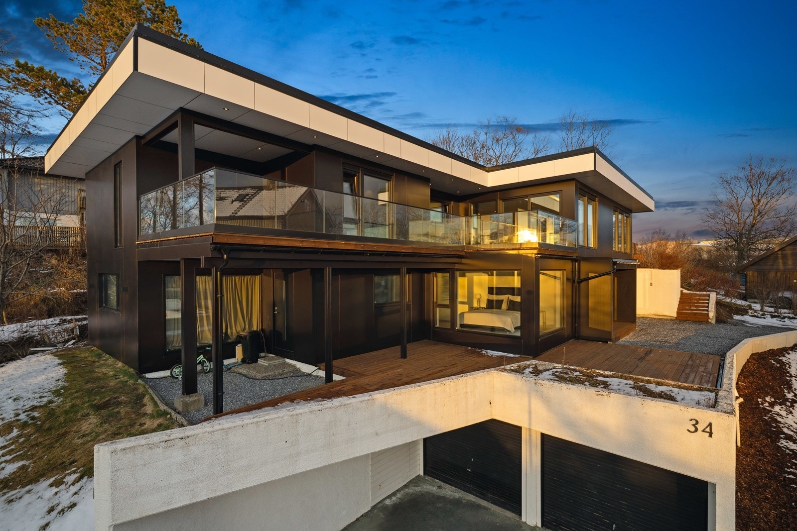 Mot vest får du en romslig terrasse ved inngangspartiet og en stor balkong som er delvis overbygget. I tillegg er det etablert terrasse på baksiden som vender mot sørøst. Galleribilde