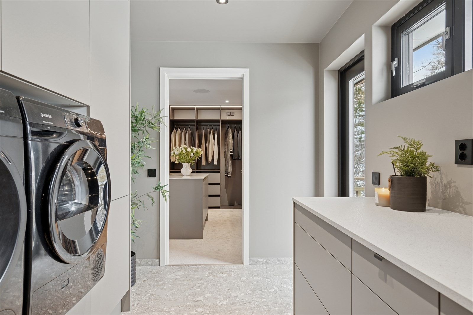 Vaskerommet er utført med flislagt gulv og slette malte vegger. Herfra er det utgang til terrassen bak boligen. Galleribilde