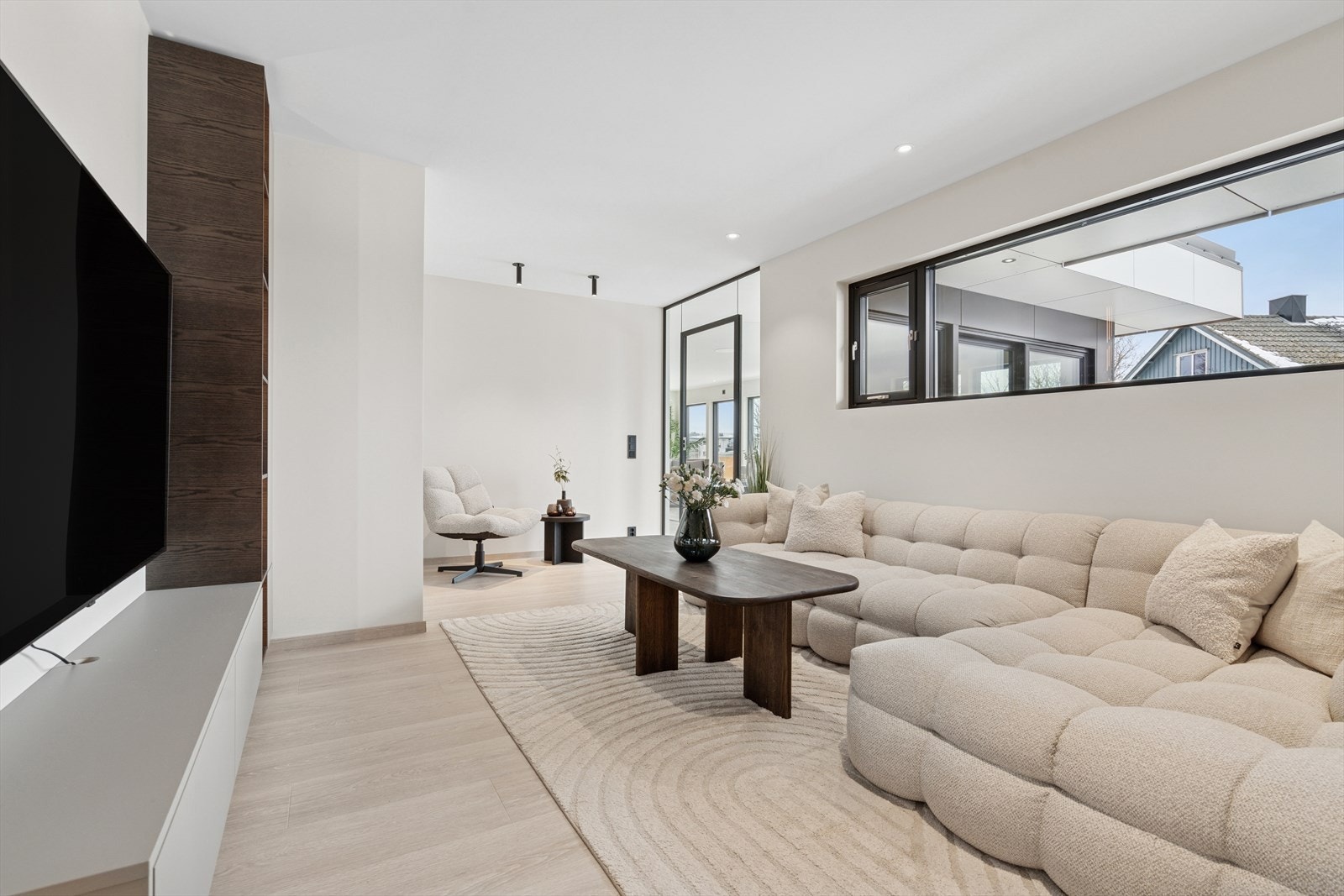 Du får fint plass til hjørnesofa med tilhørende stuebord. Tv-møbel fra Designa med belysning. Galleribilde