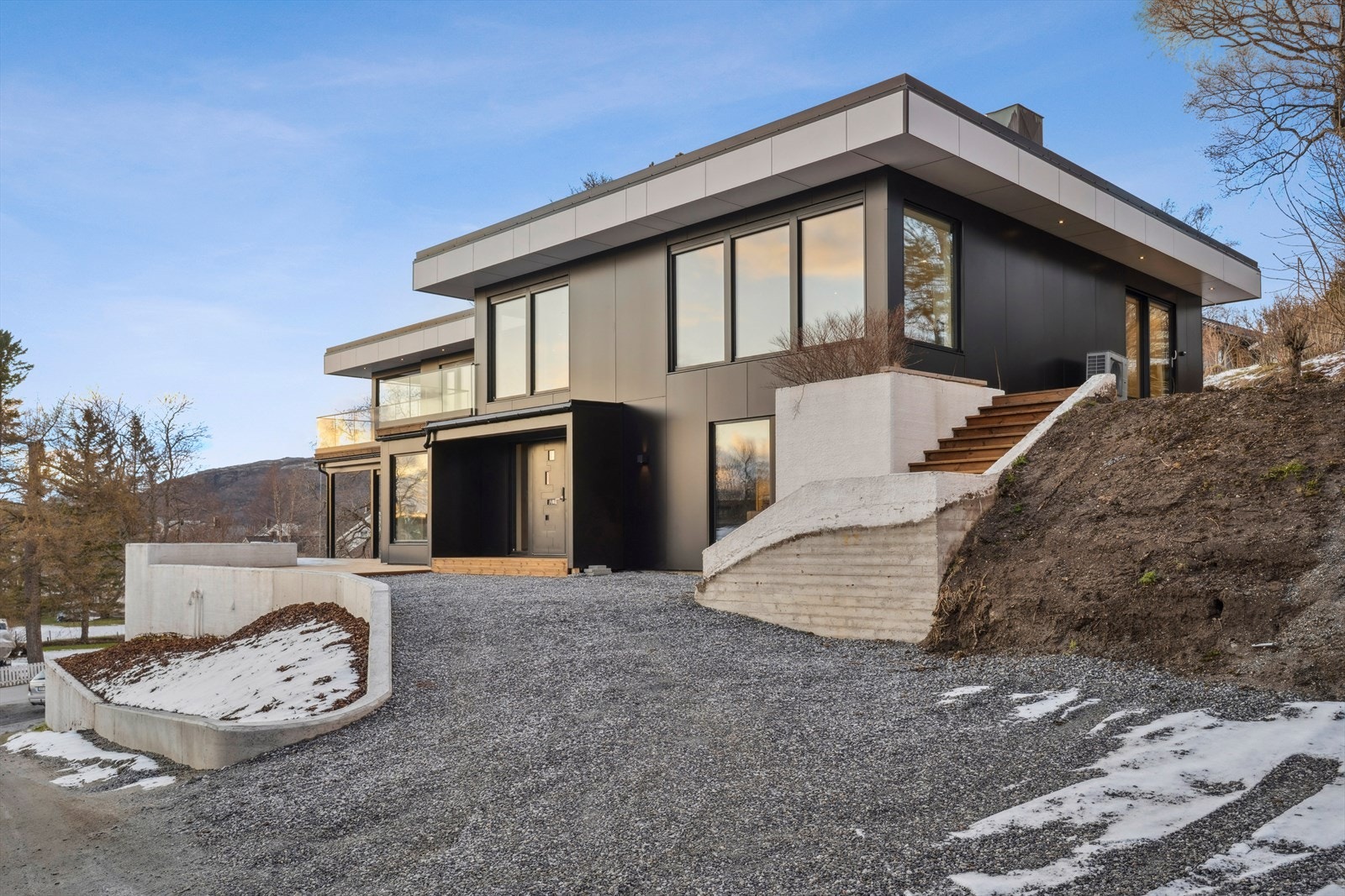 Deler av støttemur er nylig renovert og det er fjernet gamle masser og etablert ny innkjørsel og parkeringsplasser. Galleribilde