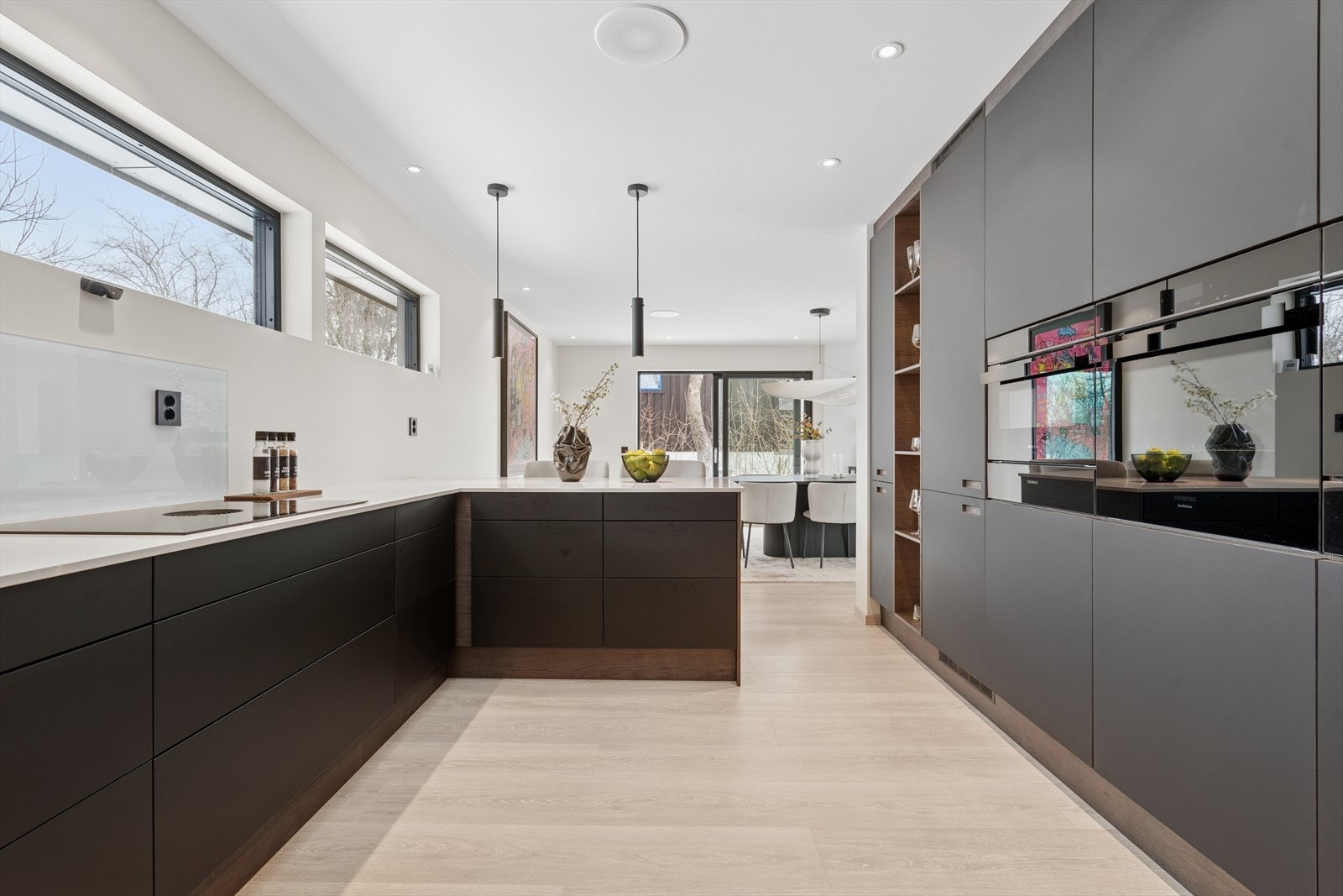 Innredningen byr på rikelig med skap- og benkeplass Galleribilde