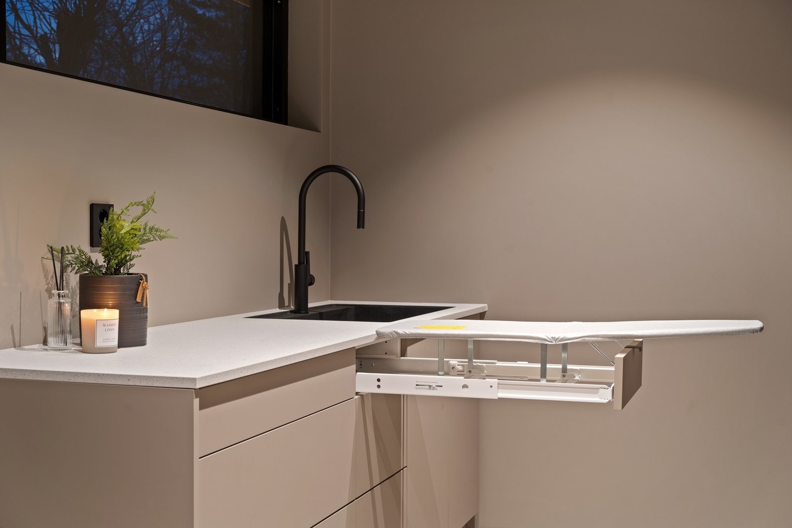 Gjennomtenkte detaljer som bl.a. strykebrett som er integrert i innredningen Galleribilde