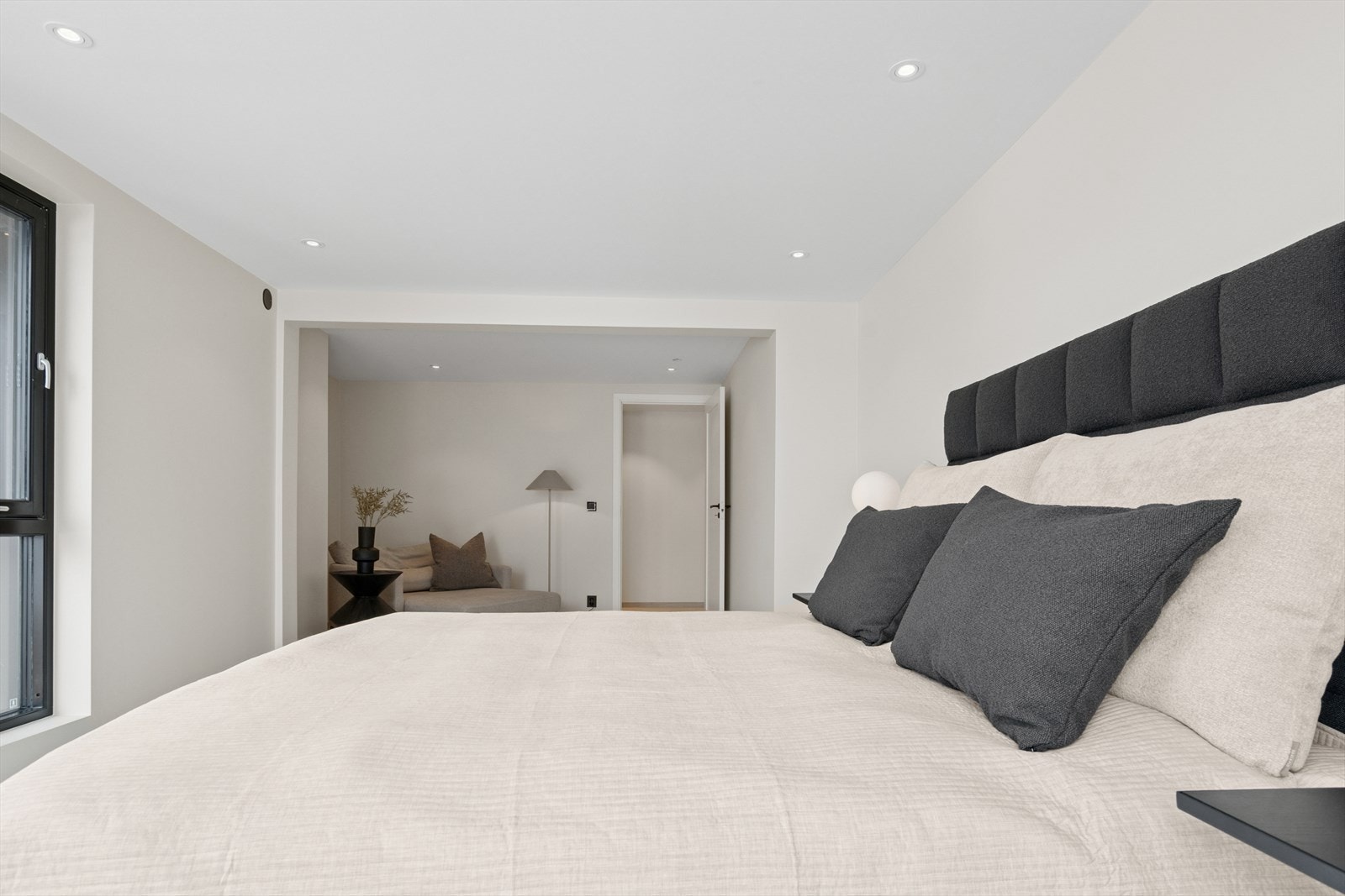 Soverom II - Det største soverommet har rikelig plass til både dobbeltseng og loungestol. God plass til å etablere walk-in bak i rommet dersom ønskelig. Galleribilde