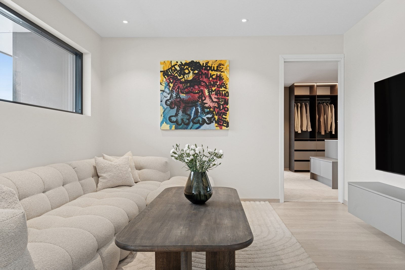 Innenfor TV-stuen er soveavdelingen med garderoberom, hovedsoverom, bad og vaskerom Galleribilde