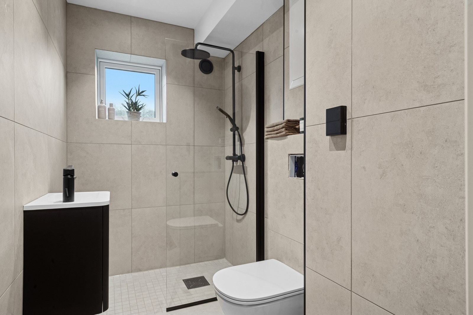 Delikat og fint bad totalrenovert i 2025(Trykknapp på toalett/sisterne er nå satt på) Galleribilde