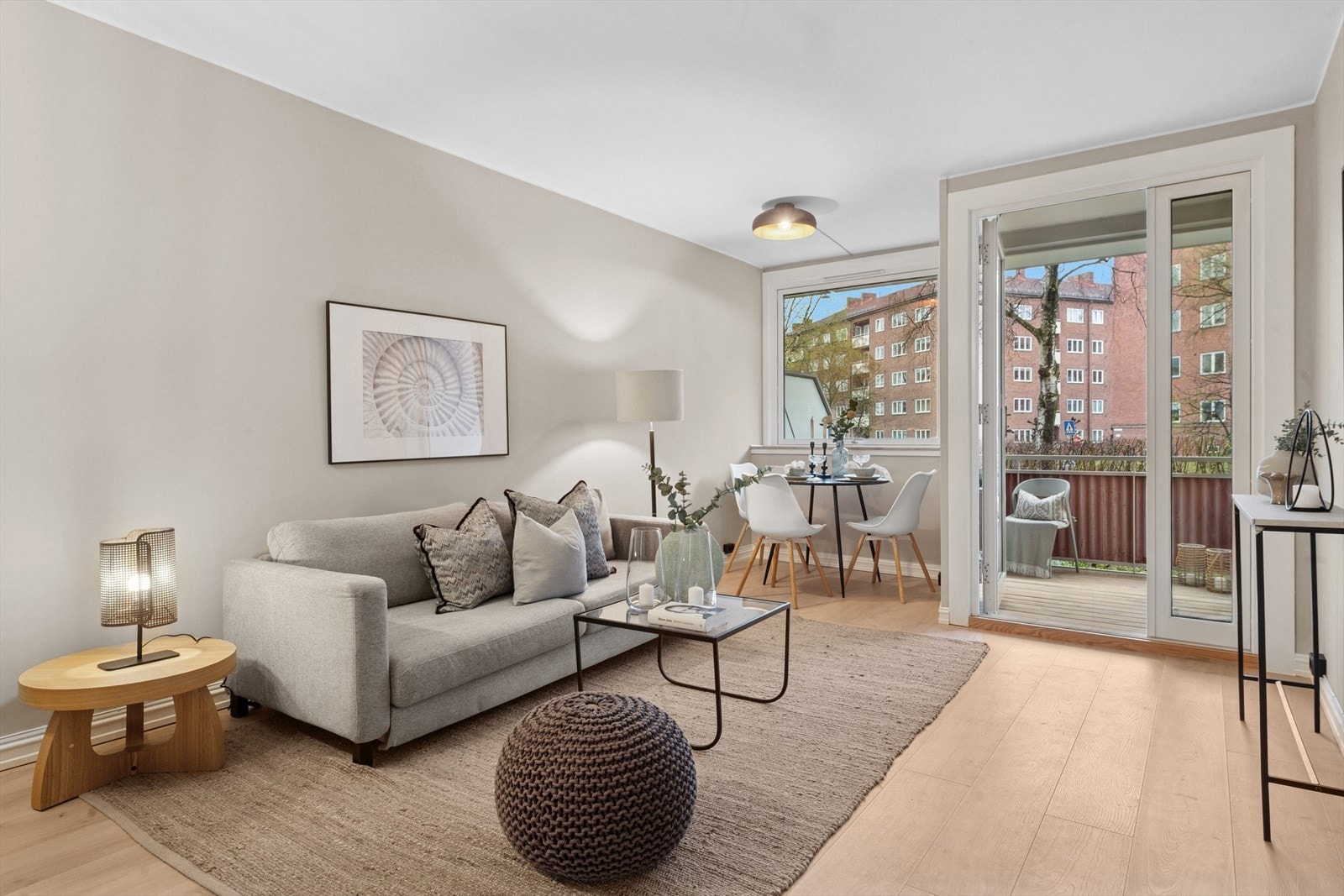 Stuen er lys og romslig, med flere møbleringsmuligheter for å skape den stuen du selv ønsker. Galleribilde