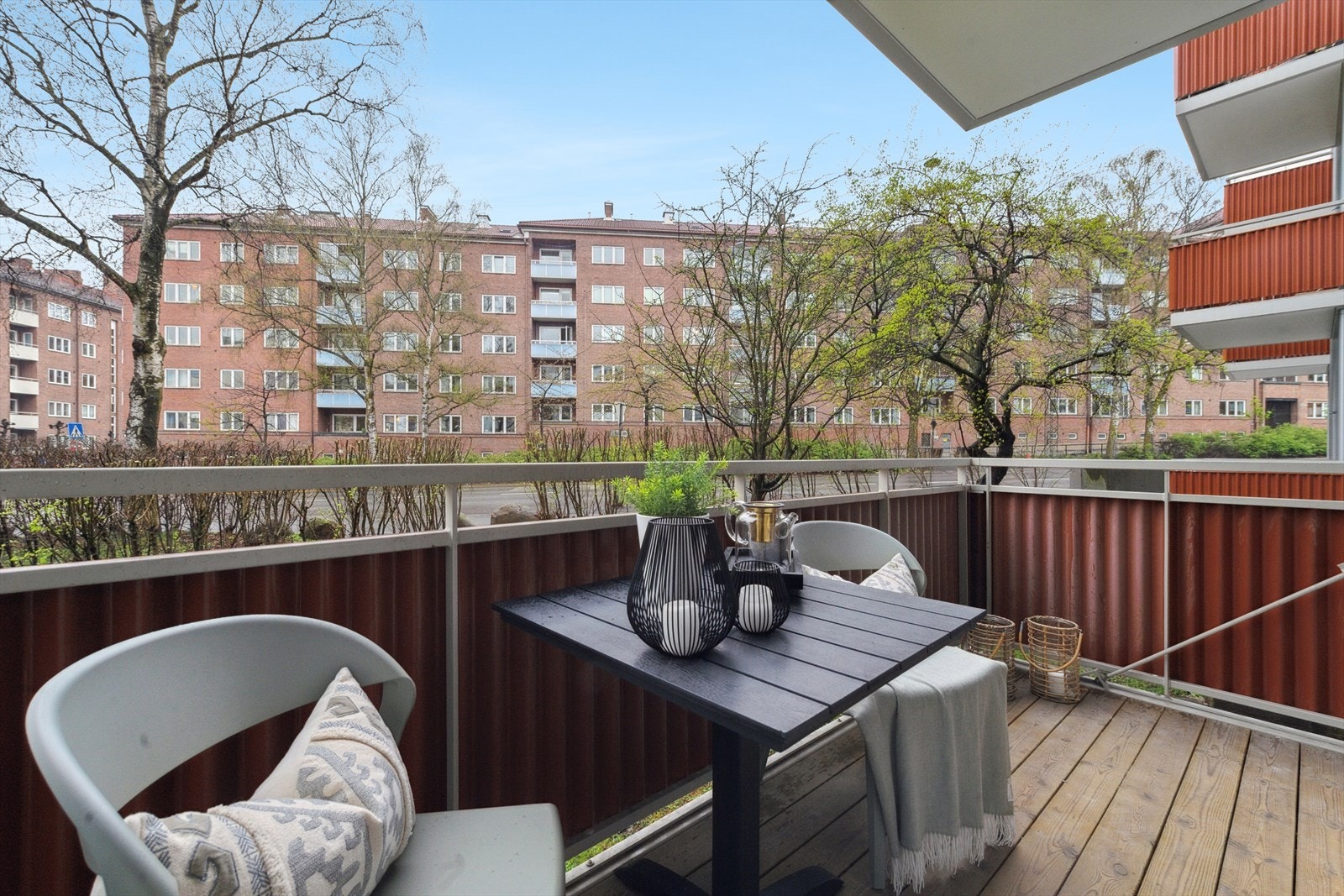 Gode avstander mellom byggene og en luftig plassering i 1.etasje. Kun hage/gressflekk foran balkongen og du blir ikke "plaget" av forbipasserende Galleribilde