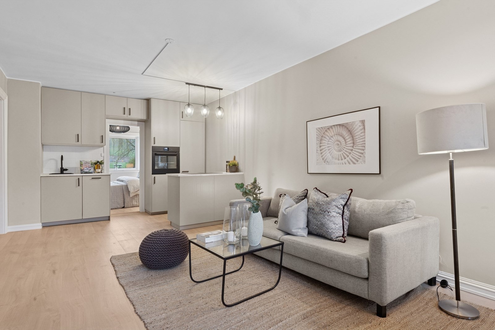 Lyse gulv, moderne fargevalg og store vindusflater bidrar til en svært god romfølelse Galleribilde