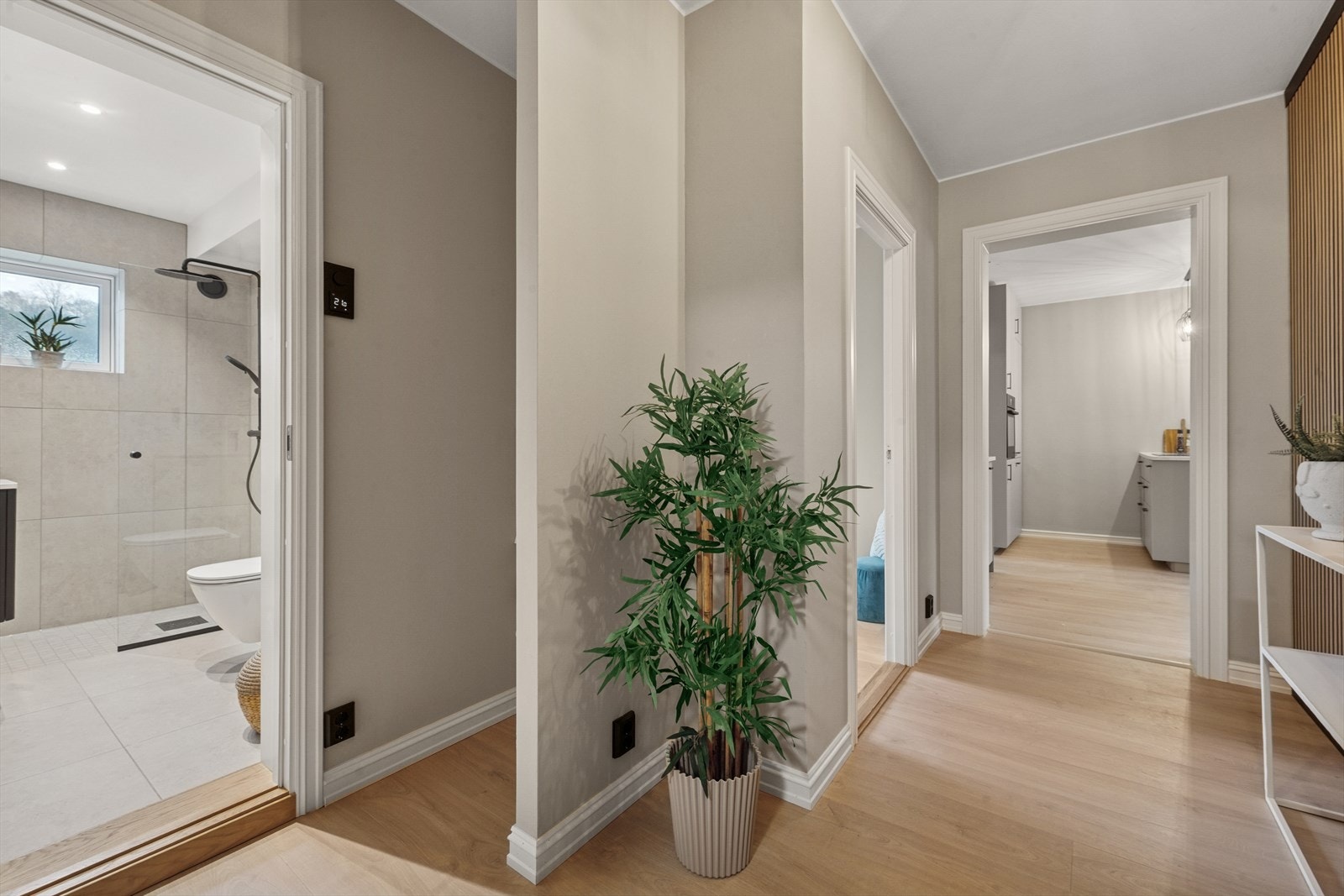 Lys og flott entré med flere gode lagringsmuligheter. I nisje tilknyttet badet er det lagt opp til vaskemaskin og tørketrommel Galleribilde